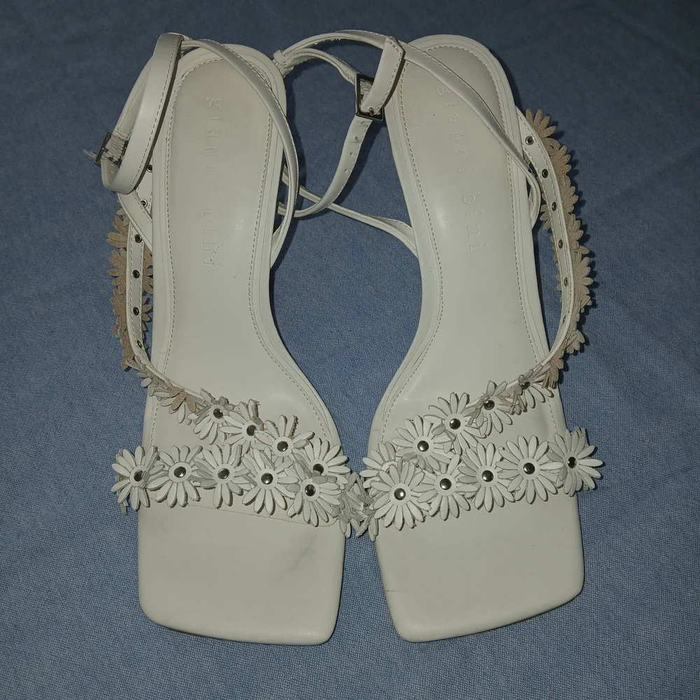 Gianni Bini White Floral Heels - Picture 2 of 5